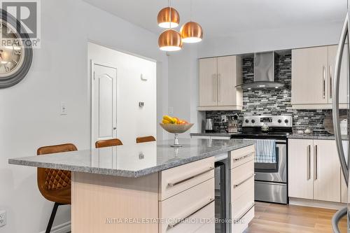 35 Paperbirch Crescent, London, ON - Indoor Photo Showing Kitchen With Upgraded Kitchen