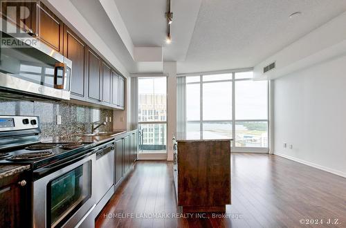 3603 - 215 Fort York Boulevard, Toronto, ON - Indoor Photo Showing Kitchen With Upgraded Kitchen