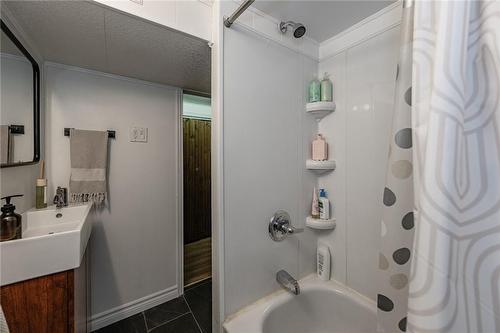 94 Holton Avenue S, Hamilton, ON - Indoor Photo Showing Bathroom