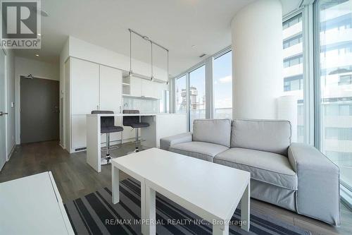 6807 - 100 Harbour Street, Toronto (Waterfront Communities), ON - Indoor Photo Showing Living Room