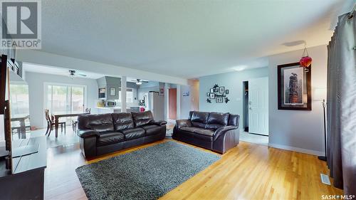 406 Argyle Street N, Regina, SK - Indoor Photo Showing Living Room
