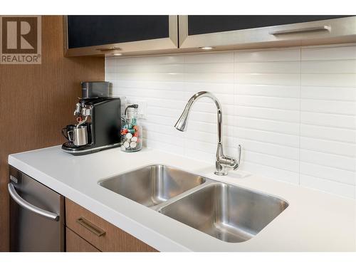 1550 Dickson Avenue Unit# 11, Kelowna, BC - Indoor Photo Showing Kitchen With Double Sink