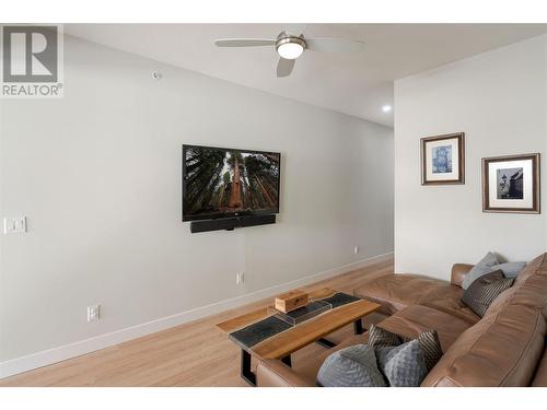 1550 Dickson Avenue Unit# 11, Kelowna, BC - Indoor Photo Showing Living Room