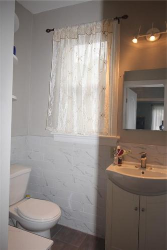 19 Emerald Street N, Hamilton, ON - Indoor Photo Showing Bathroom