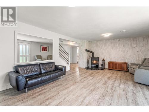 5308 Law Street, Peachland, BC - Indoor Photo Showing Living Room