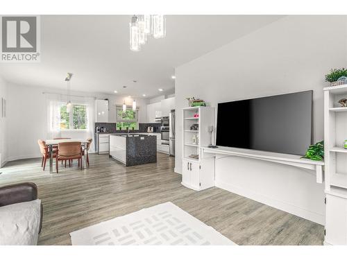 5308 Law Street, Peachland, BC - Indoor Photo Showing Living Room