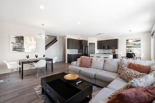 67 Larry Vickar Drive E, Winnipeg, MB - Indoor Photo Showing Living Room