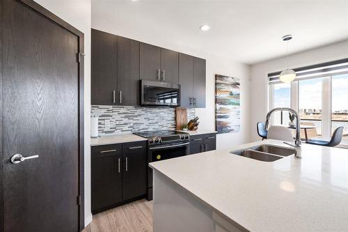 67 Larry Vickar Drive E, Winnipeg, MB - Indoor Photo Showing Kitchen With Double Sink With Upgraded Kitchen