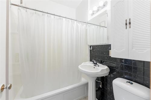 638 Valour Road, Winnipeg, MB - Indoor Photo Showing Bathroom