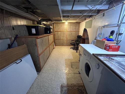 638 Valour Road, Winnipeg, MB - Indoor Photo Showing Laundry Room