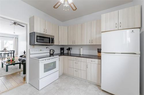 638 Valour Road, Winnipeg, MB - Indoor Photo Showing Kitchen