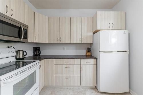 638 Valour Road, Winnipeg, MB - Indoor Photo Showing Kitchen