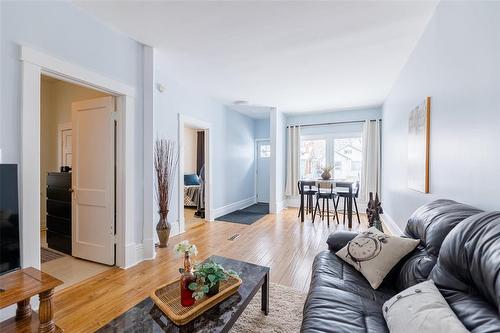 638 Valour Road, Winnipeg, MB - Indoor Photo Showing Living Room