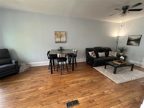 638 Valour Road, Winnipeg, MB - Indoor Photo Showing Living Room