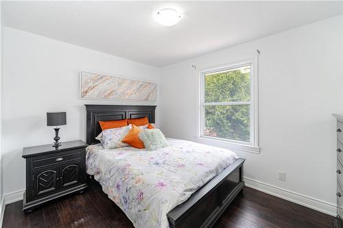 327 East 16Th Street, Hamilton, ON - Indoor Photo Showing Bedroom