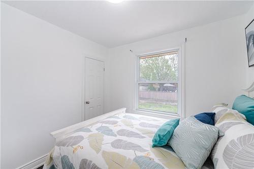 327 East 16Th Street, Hamilton, ON - Indoor Photo Showing Bedroom