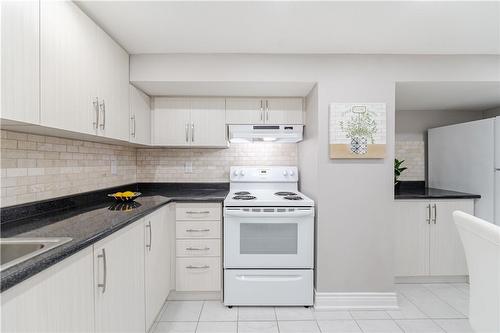 327 East 16Th Street, Hamilton, ON - Indoor Photo Showing Kitchen