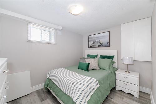 327 East 16Th Street, Hamilton, ON - Indoor Photo Showing Bedroom