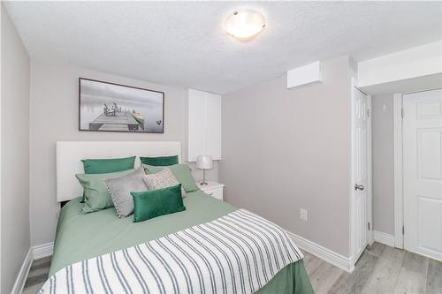 327 East 16Th Street, Hamilton, ON - Indoor Photo Showing Bedroom