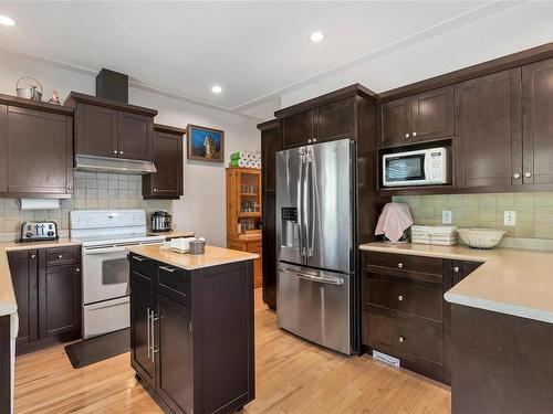 2-762 Sanctuary Crt, Saanich, BC - Indoor Photo Showing Kitchen