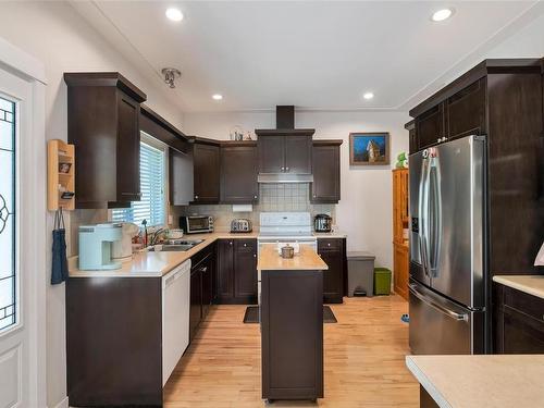 2-762 Sanctuary Crt, Saanich, BC - Indoor Photo Showing Kitchen With Double Sink