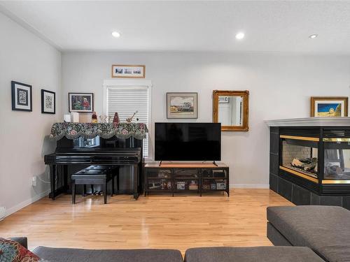 2-762 Sanctuary Crt, Saanich, BC - Indoor Photo Showing Living Room With Fireplace