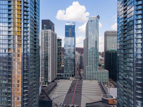 View - Ph5-1188 Rue St-Antoine O., Montréal (Ville-Marie), QC - Outdoor With Facade