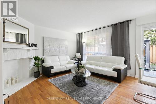 1 - 6520 Corfu Road, Mississauga, ON - Indoor Photo Showing Living Room