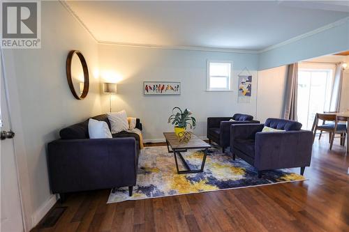 4421 Notre Dame Avenue, Sudbury, ON - Indoor Photo Showing Living Room