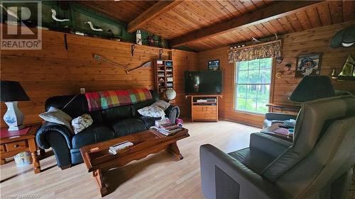 33 Whiskey Harbour Road, Northern Bruce Peninsula, ON - Indoor Photo Showing Living Room