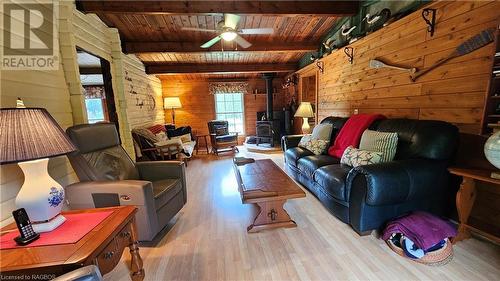 33 Whiskey Harbour Road, Northern Bruce Peninsula, ON - Indoor Photo Showing Living Room