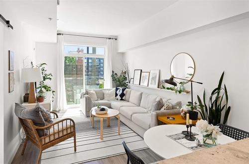 209 247 River Avenue, Winnipeg, MB - Indoor Photo Showing Living Room