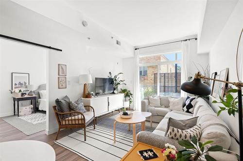 209 247 River Avenue, Winnipeg, MB - Indoor Photo Showing Living Room