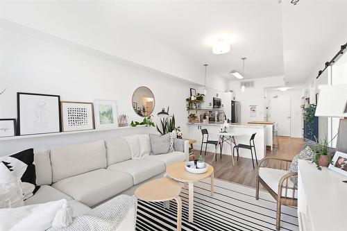 209 247 River Avenue, Winnipeg, MB - Indoor Photo Showing Living Room