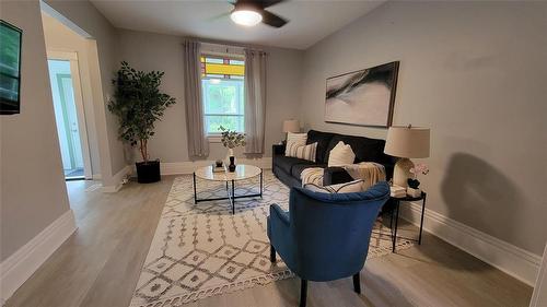 191 Chalmers Avenue, Winnipeg, MB - Indoor Photo Showing Living Room