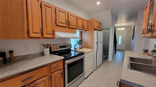 191 Chalmers Avenue, Winnipeg, MB - Indoor Photo Showing Kitchen With Double Sink