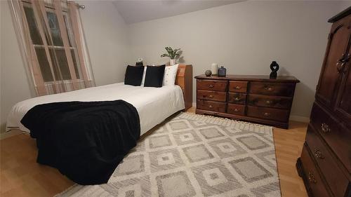 191 Chalmers Avenue, Winnipeg, MB - Indoor Photo Showing Bedroom