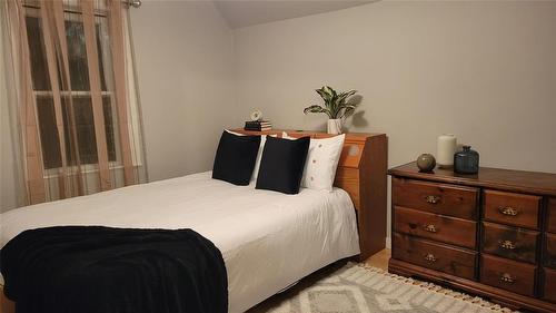 191 Chalmers Avenue, Winnipeg, MB - Indoor Photo Showing Bedroom