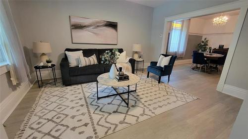 191 Chalmers Avenue, Winnipeg, MB - Indoor Photo Showing Living Room