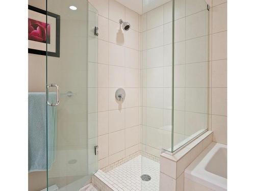108-999 Burdett Ave, Victoria, BC - Indoor Photo Showing Bathroom