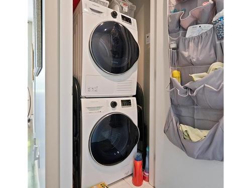 108-999 Burdett Ave, Victoria, BC - Indoor Photo Showing Laundry Room