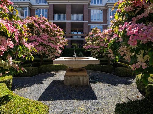 108-999 Burdett Ave, Victoria, BC - Outdoor