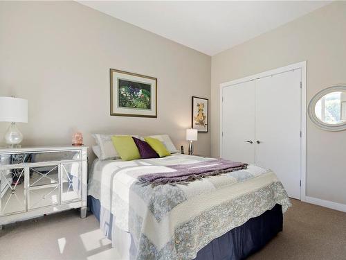 108-999 Burdett Ave, Victoria, BC - Indoor Photo Showing Bedroom