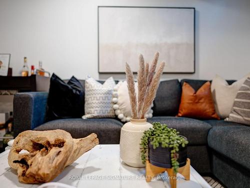 5-6400 Lawrence Ave E, Toronto, ON - Indoor Photo Showing Living Room