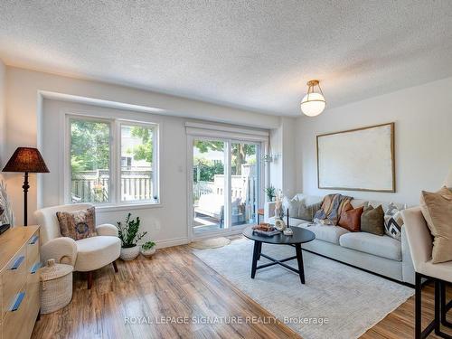 5-6400 Lawrence Ave E, Toronto, ON - Indoor Photo Showing Living Room