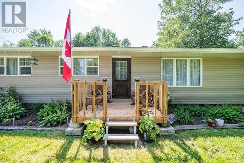 15 Selkirk Street, Petawawa, ON - Outdoor