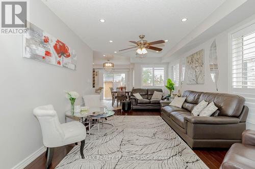 1057 Kennedy Circle, Milton, ON - Indoor Photo Showing Living Room