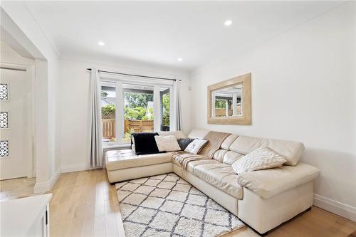 16 Lochearne Street, Hamilton, ON - Indoor Photo Showing Living Room