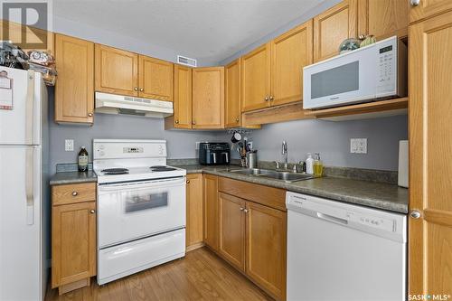 27 103 Banyan Crescent, Saskatoon, SK - Indoor Photo Showing Kitchen With Double Sink