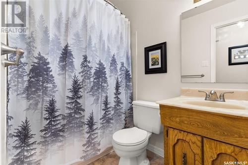 15 Le Jeune Place, Regina, SK - Indoor Photo Showing Bathroom